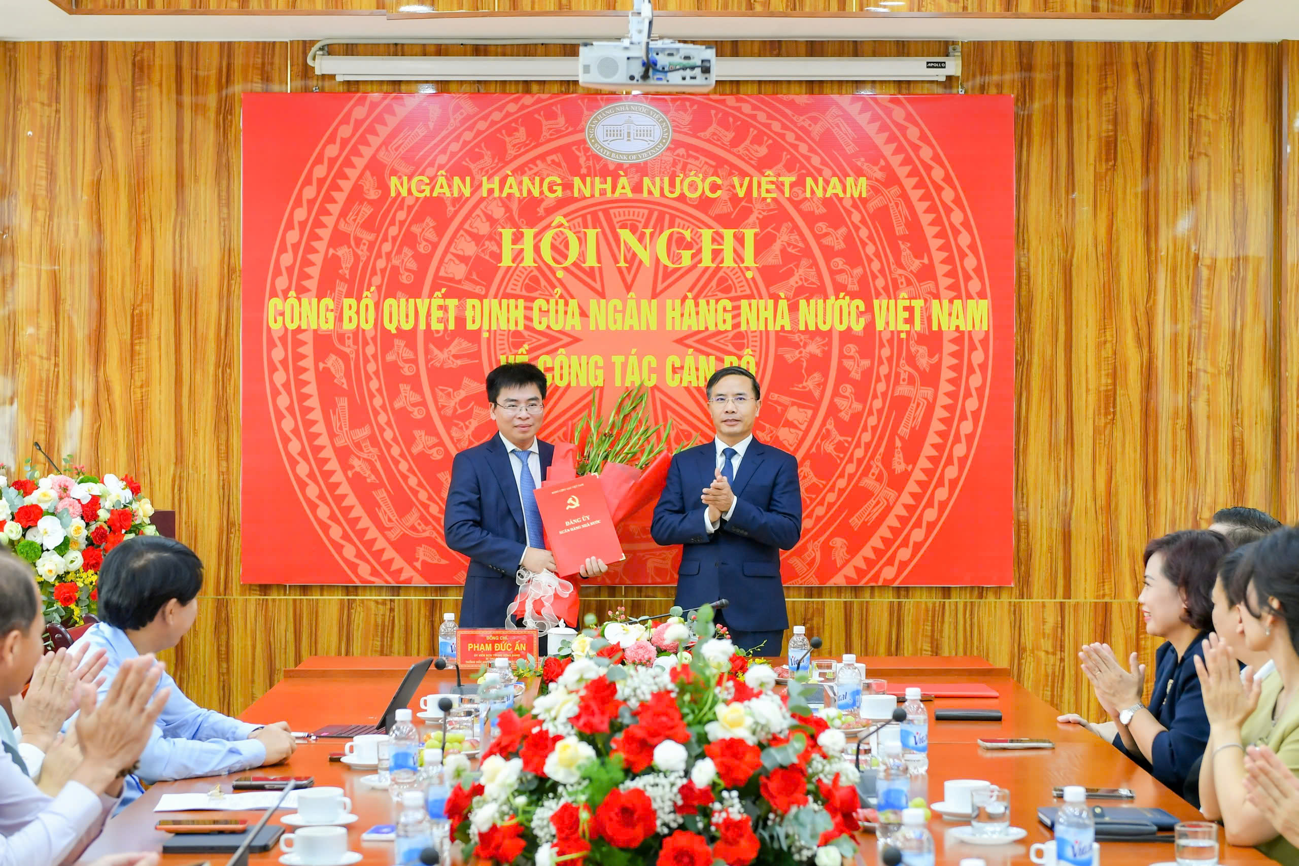 3010 TD trao quyet dinh cho Chu tich NMIT.jpg